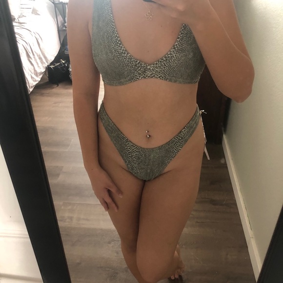 Bright green snakeskin bikini or festival set - Picture 2 of 4